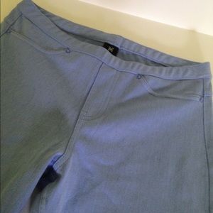 HUE Jeans - NWOT $39 HUE COTTON JEANS CAPRI LEGGINGS SIZE M HUE Jeans - NWOT $39 HUE COTTON JEANS CAPRI LEGGINGS SIZE M